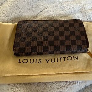 Authentic Louis Vuitton Zippy Wallet